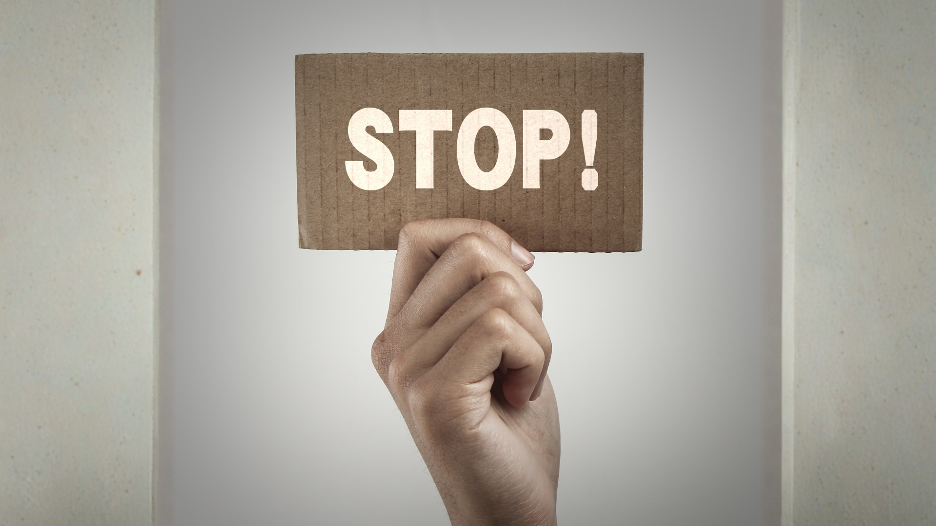 副業収入が増えると妻の家賃補助が打ち切られる——その理不尽なルールを示すSTOPサイン